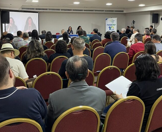 Encontro Nacional inicia com discussão sobre conjuntura e pautas estratégicas